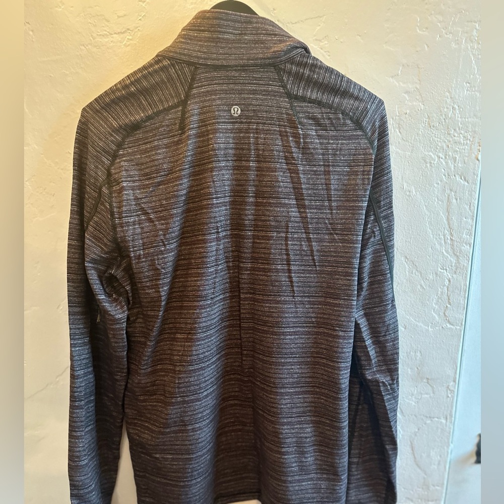 Lululemon men’s pullover size medium excellent condition